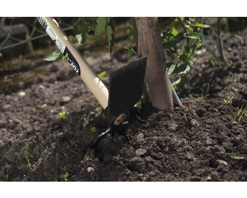 Trädgårdsredskap med träskaft för markbearbetning i trädgården