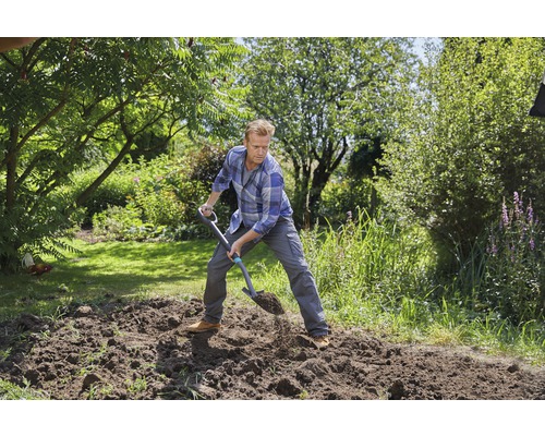 Man gräver i trädgården med en spade