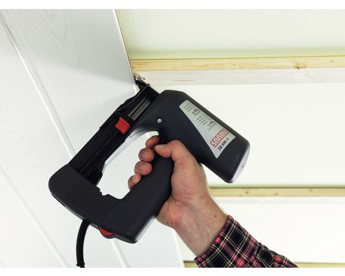 Användning av en elektrisk häftpistol för att fästa en panel