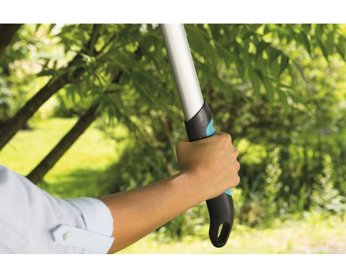 En person håller en grensax.