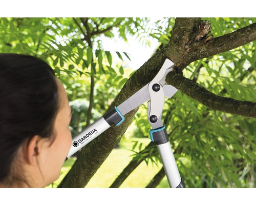 Kvinna klipper en gren med en grensax från Gardena