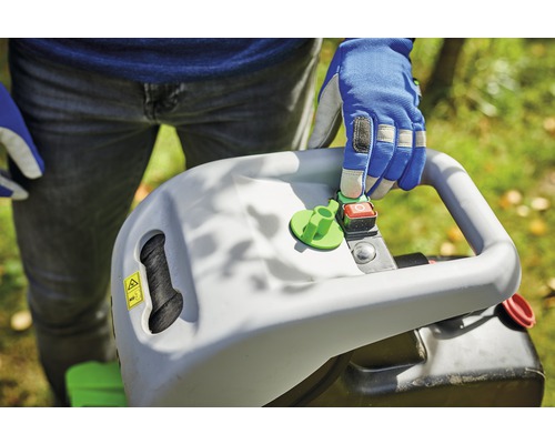 Kontrollpanel på en trädgårdshack med säkerhetsinstruktioner