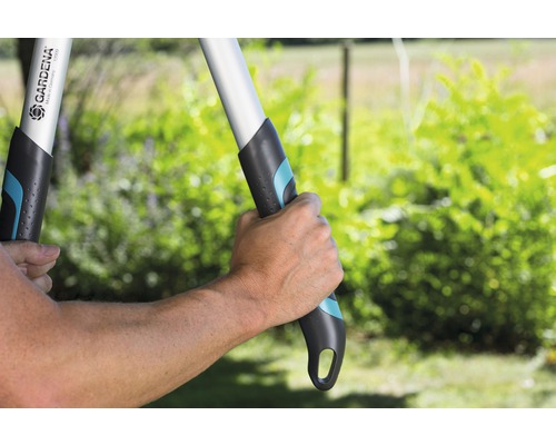 Närbild av en person som håller i en Gardena grensax.