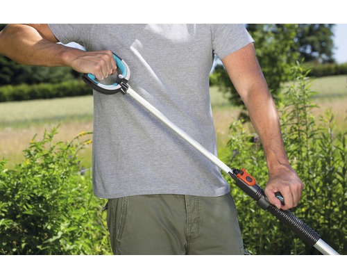 Person med avfallsgripare i trädgården