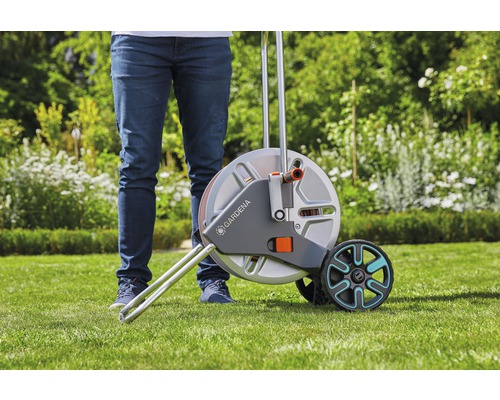 Gardena trädgårdsslangvagn med hjul och slanganslutning i trädgården