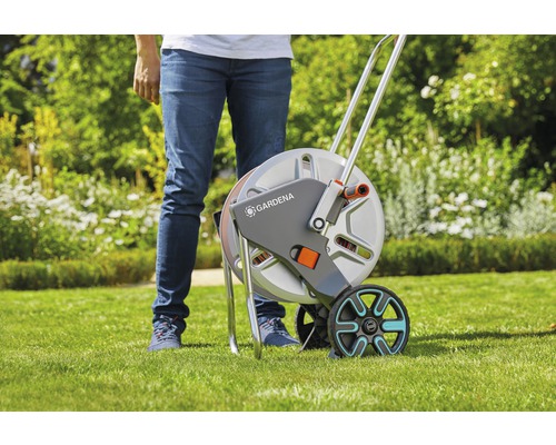 Gardena slangvagn på en gräsmatta