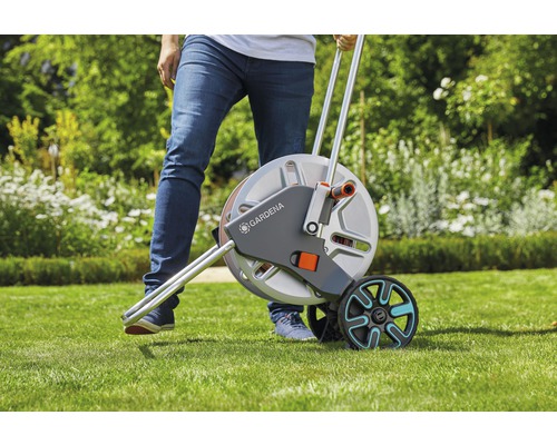 Gardena slangvagn med slang på gräsmatta