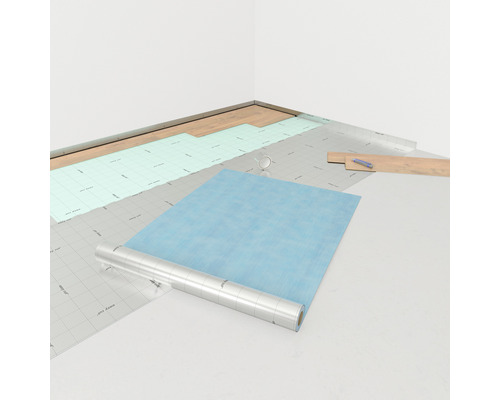 Scen med stegljudsisolering, isoleringsskivor och laminatgolv i ett rum.