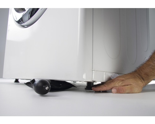 Tvättmaskin med nivelleringsfötter och kilar för justering