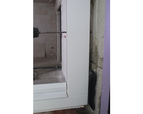 Fönsterinstallation med borrmaskin