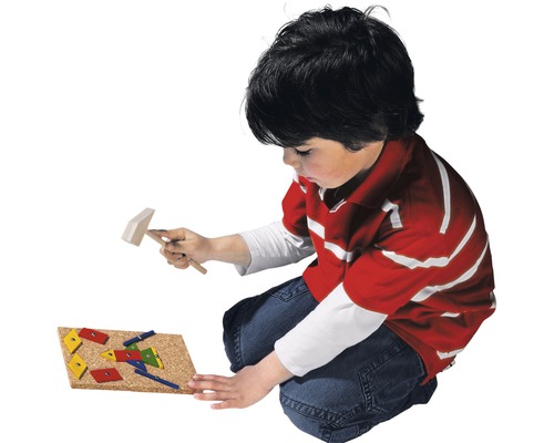 Ett barn leker med en hammare och en korkbräda.