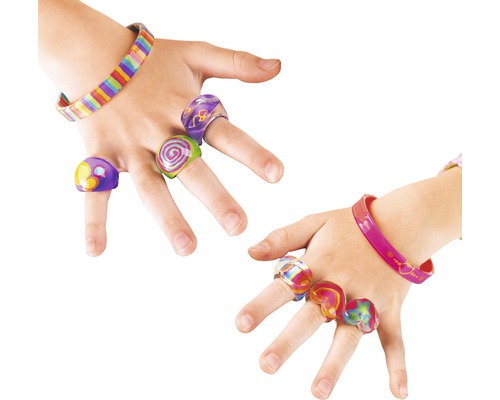 Barnhänder med ringar och armband som smycken