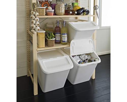 Hylla med matvaror och vita soptunnor med lock