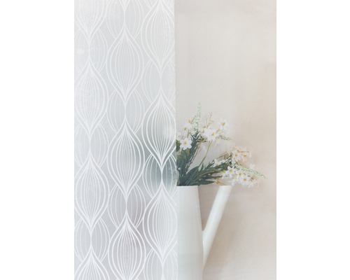 Dekorativ film med mönster bredvid vas med blommor