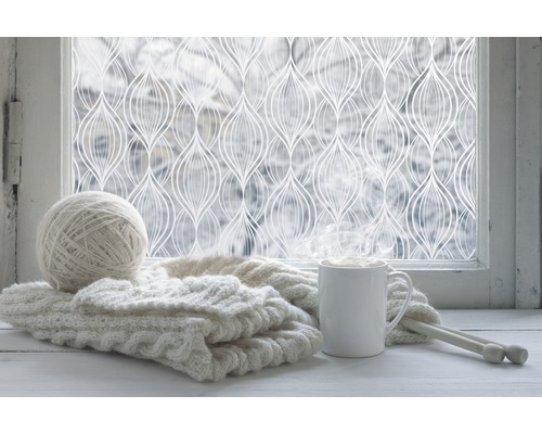 Dekorativ film på fönster med stickning och dryck