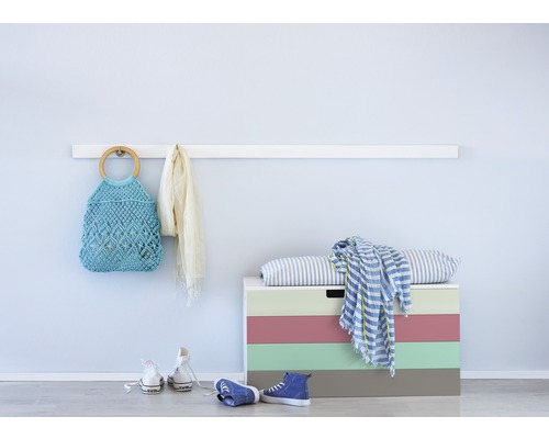 Vägghylla med väska, sjal, skor och leksakslåda i hallen