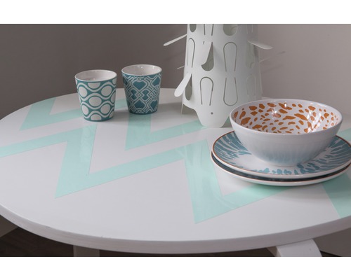 Dukat runt bord med porslin och muggar