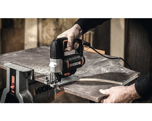 En sticksåg av märket WORX skär trä.