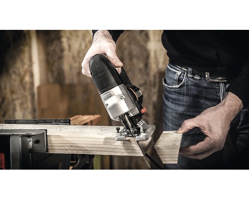 En sticksåg skär en träplanka.