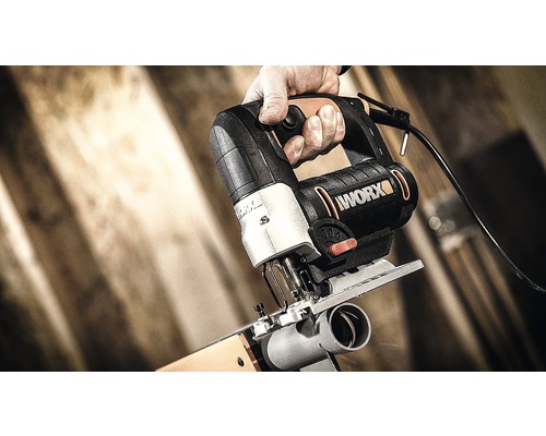 WORX sticksåg som skär ett rör