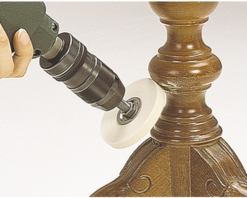 Slipmaskin med poleringsfäste på trämöbler