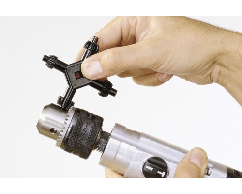 En chucknyckel sätts in i en chuck.