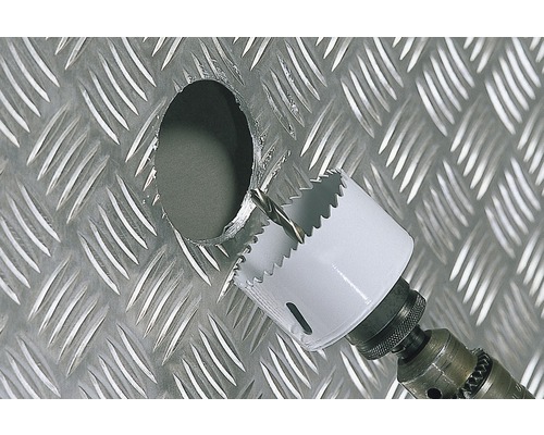 Hålsåg borrar hål i metallplatta