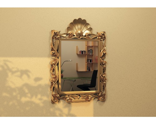 Speglar med utsmyckad ram på en vägg