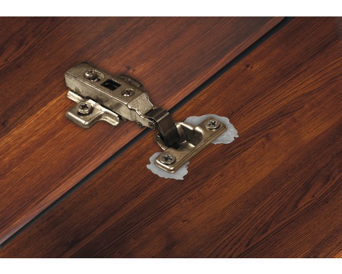 Möbelskåpsgångjärn fäst på trä