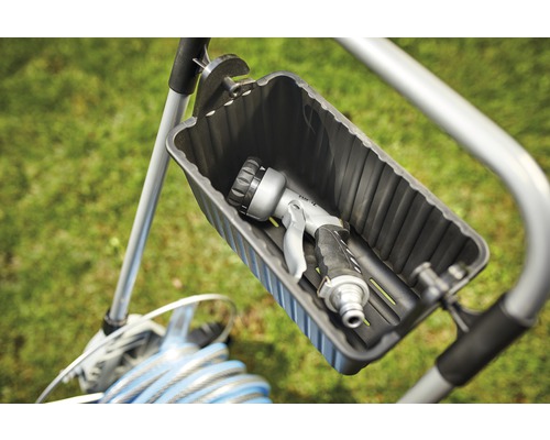 Trädgårdsslangvagn med trädgårdsspruta i förvaringsfack