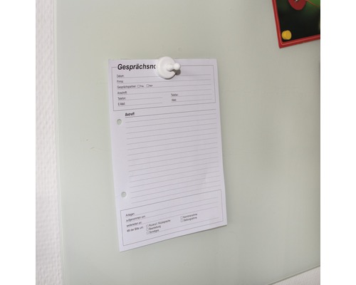 Anteckningsblad med magnet på en yta