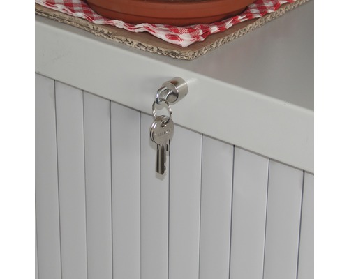 Skåp med jalusidörrar och lås med nyckel