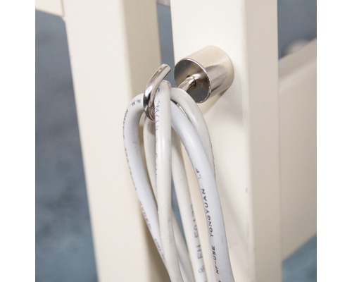 Flera vita kablar hänger på en krok.
