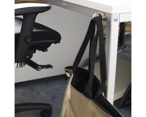 Väskkrok på skrivbord med hängande handväska