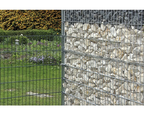 Gabionstängsel och dubbeltrådsstängsel i trädgården