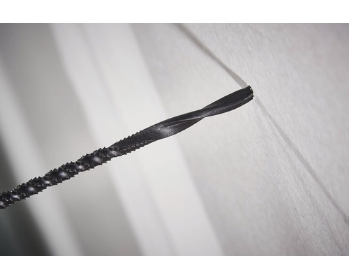 Närbild av metallborr med spiralformad spets och grov yta