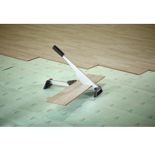 Laminatskärare skär laminat på ett isolerande underlag