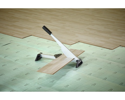 Laminatskärare skär laminat på ett isolerande underlag