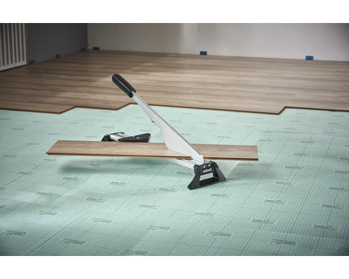 Laminatskärare skär laminat på underlag