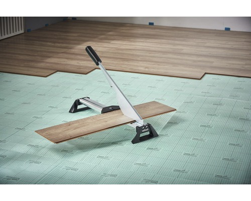 Laminatskärare skär laminat på isolerande underlag