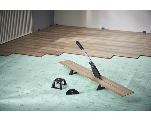 Laminatskärare som används på isolerande underlag med laminatgolv i rummet