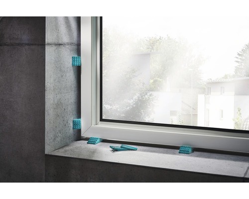 Fönster med monteringskilar för installation