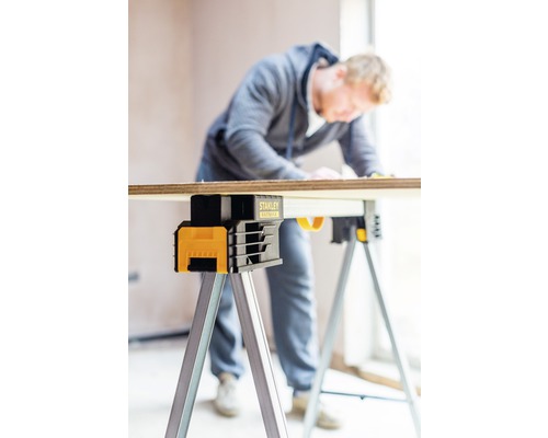 Stanley Fatmax arbetsbock med hantverkare som arbetar på en träskiva