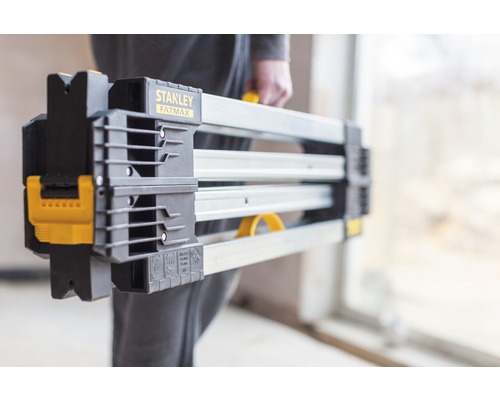 Ihopfälld Stanley Fatmax arbetsbänk bärs