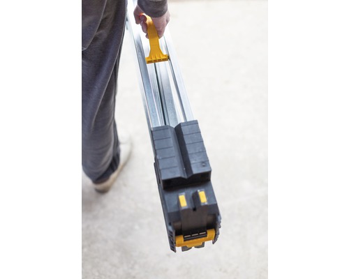 Person håller aluminiumrullställning för användning inomhus och utomhus