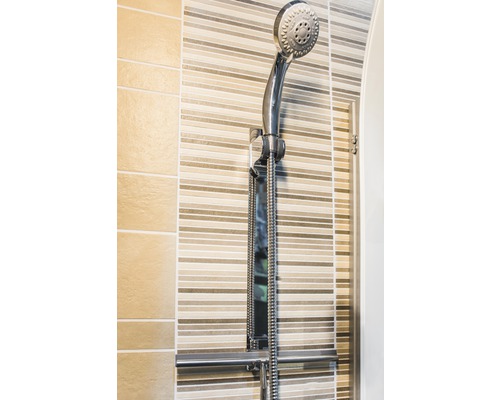 Handdusch med duschslang och duschstång i badrummet