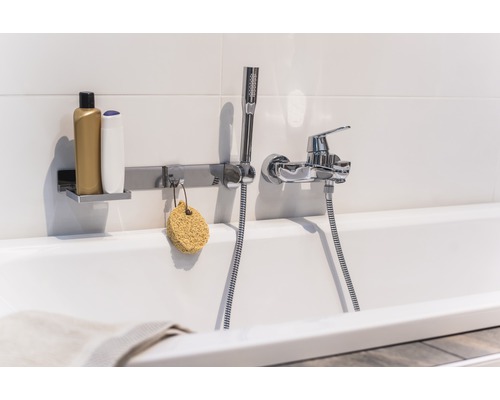 Badkar med armatur, dusch och hylla för badrumsartiklar