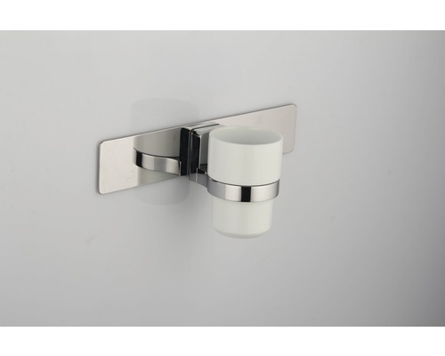 Vägghållare med tandborstmugg av krom och keramik