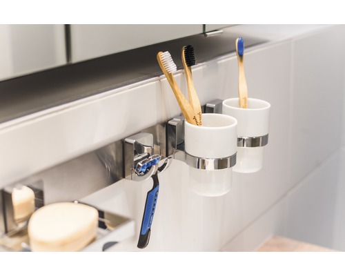 Badrumsinredning med tandborstmuggar, rakhyvel och tvål