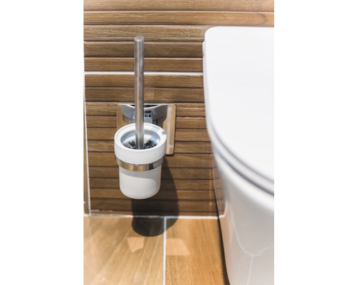 Toalettborste och toalettstol i ett badrum